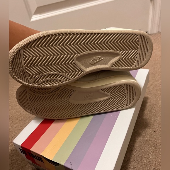 NIKE “BE TRUE” TERMINATOR HIGH BT WOMENS SIZE 7 SUMMIT WHITE/SANDDRIFT WHITE - Picture 5 of 11